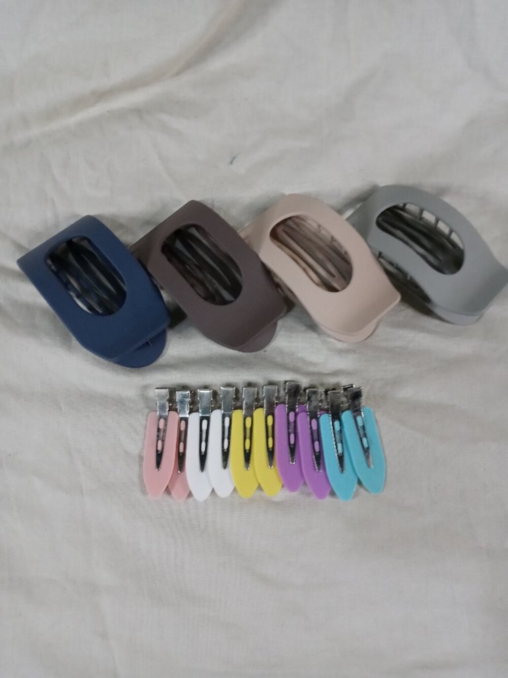 Assorted Colors Women Hair Clips Set Bundle 4 Large & 8 Small in Clean/ New Cond